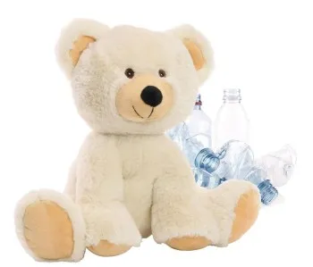Cremefarbener RecycelBär aus recyceltem Polyester mit PET-Flaschen im Hintergrund als Hinweis auf das verwendete Recyclingmaterial