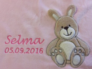 Babydecke Hase mit Namen bestickt in rosa