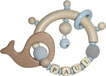 Personalisierter Baby-Greifling mit Holz-Halbring, Wal aus Holz, Namenswürfeln, Häkelperlen und Glöckchen in Hellblau und Grau